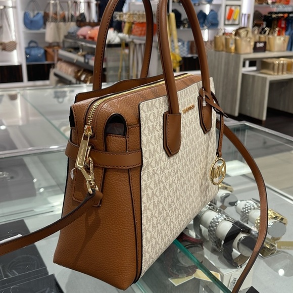 MICHAEL KORS
Mercer Medium Logo and Leather Belted Satchel Crossbody
Vanilla
NWT - Picture 15 of 16